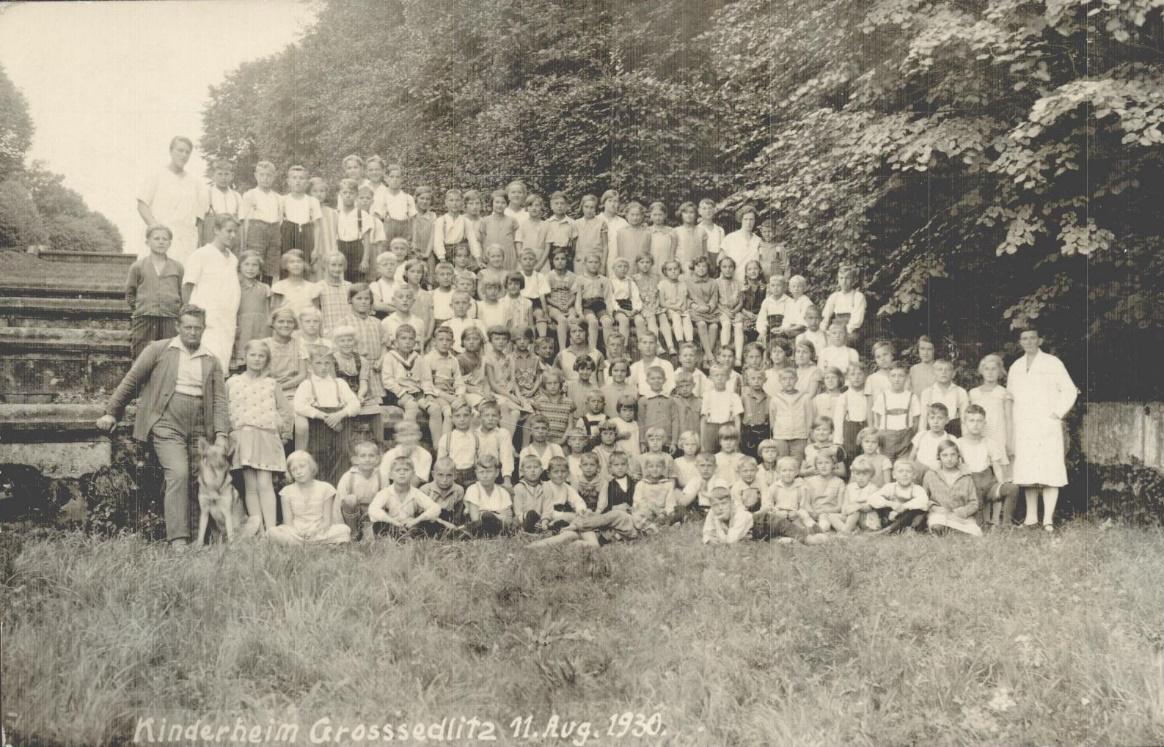 Gruppenfoto vom Kindererholungsheim im Schloss Gross Sedlitz