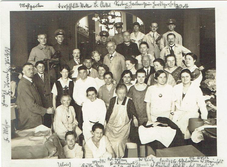 Mitarbeiter im Foyer des Hospizes